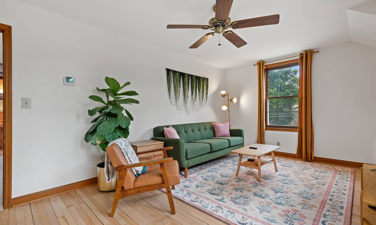 Wauwatosa Apartment | Tosa Farmhouse Guesthouse Upper Duplex