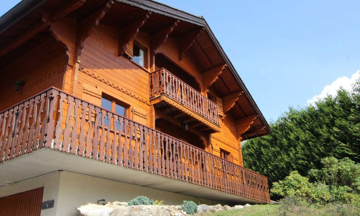 Les Carroz-d'Araches Ski Chalet | Traditional chalet for 10, Arâches-la-Frasse