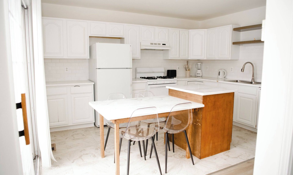 Birmingham House | Two Sparrows - Birmingham Townhome with King Suite