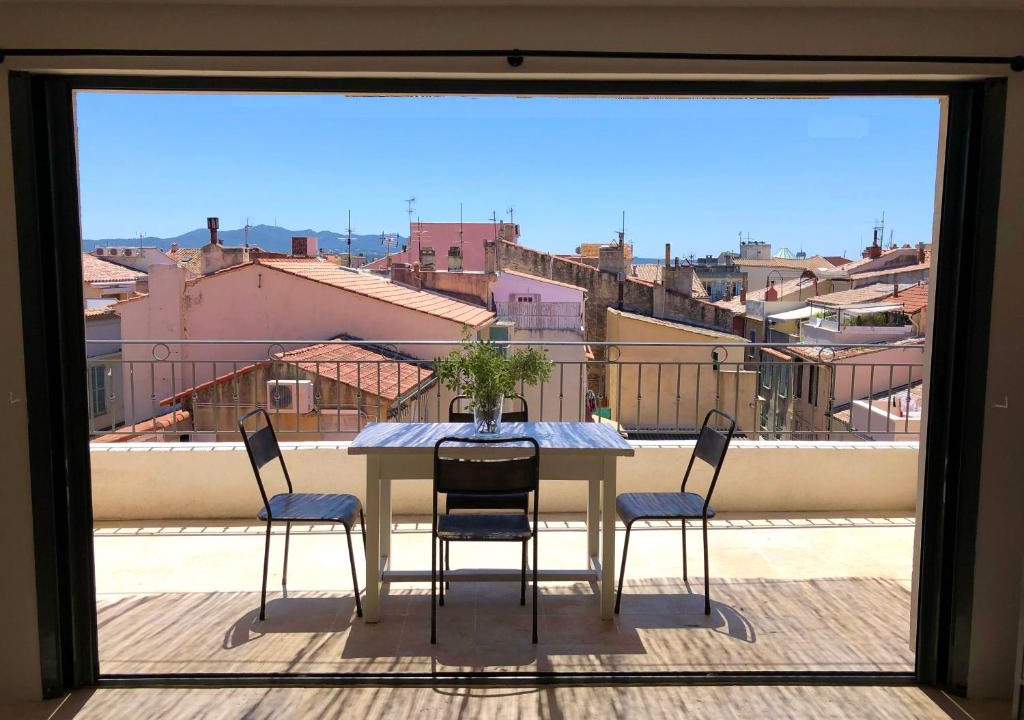 Sanary-sur-Mer Apartment | Un balcon dans les rues piétonnes