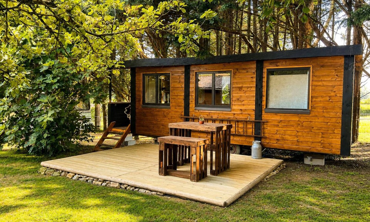 Mignaloux-Beauvoir Cottage | Unique Vacation Rental - Cowboy Caravan + Vintage Bus