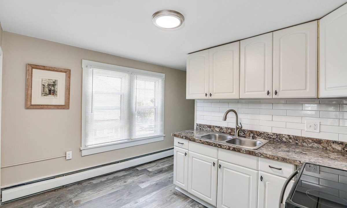 Plymouth Apartment | Unit 2 Plymouth 1 bedroom ideal for Corporate stays.