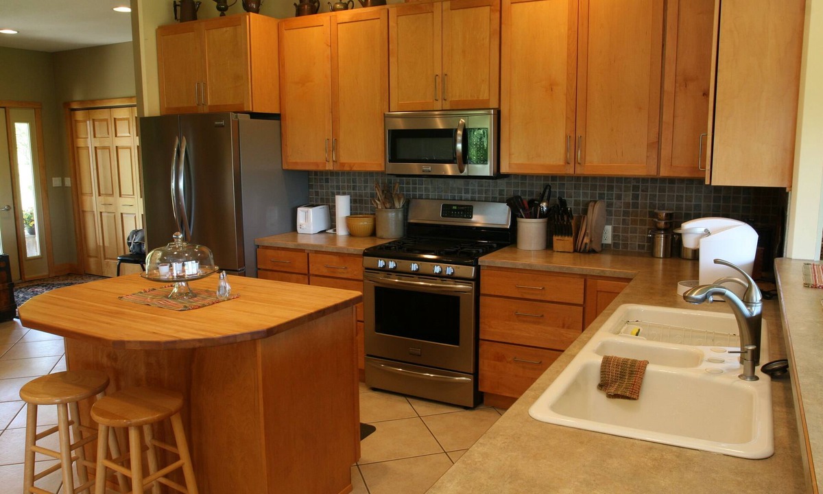 Decorah House | Upper Iowa River Valley Overlook, Peaceful Country Escape
