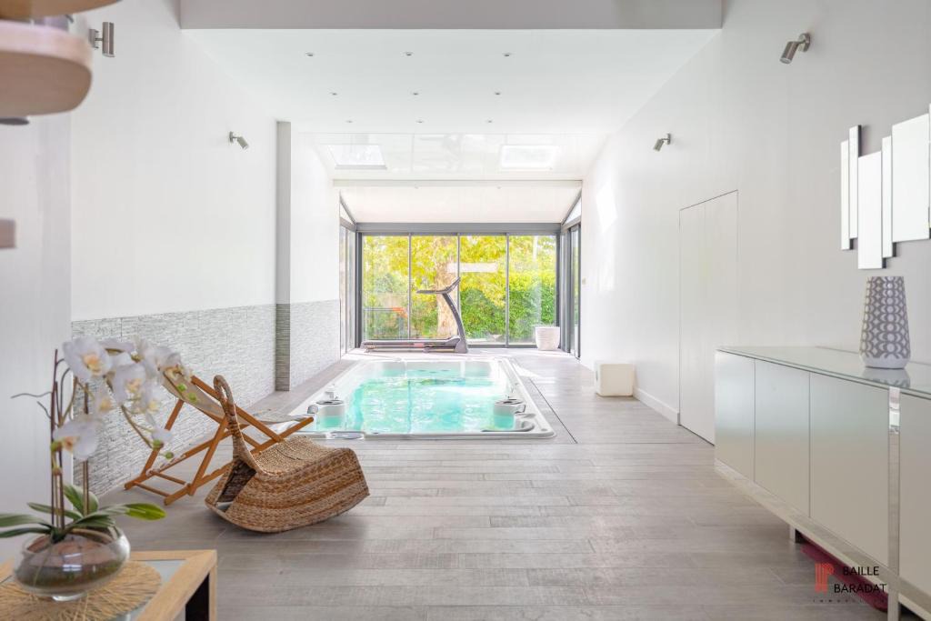 Saint-Marcel Villa | Villa QUEEN Marseille avec jardin, piscine et spa chauffé interieur - 15 couchages