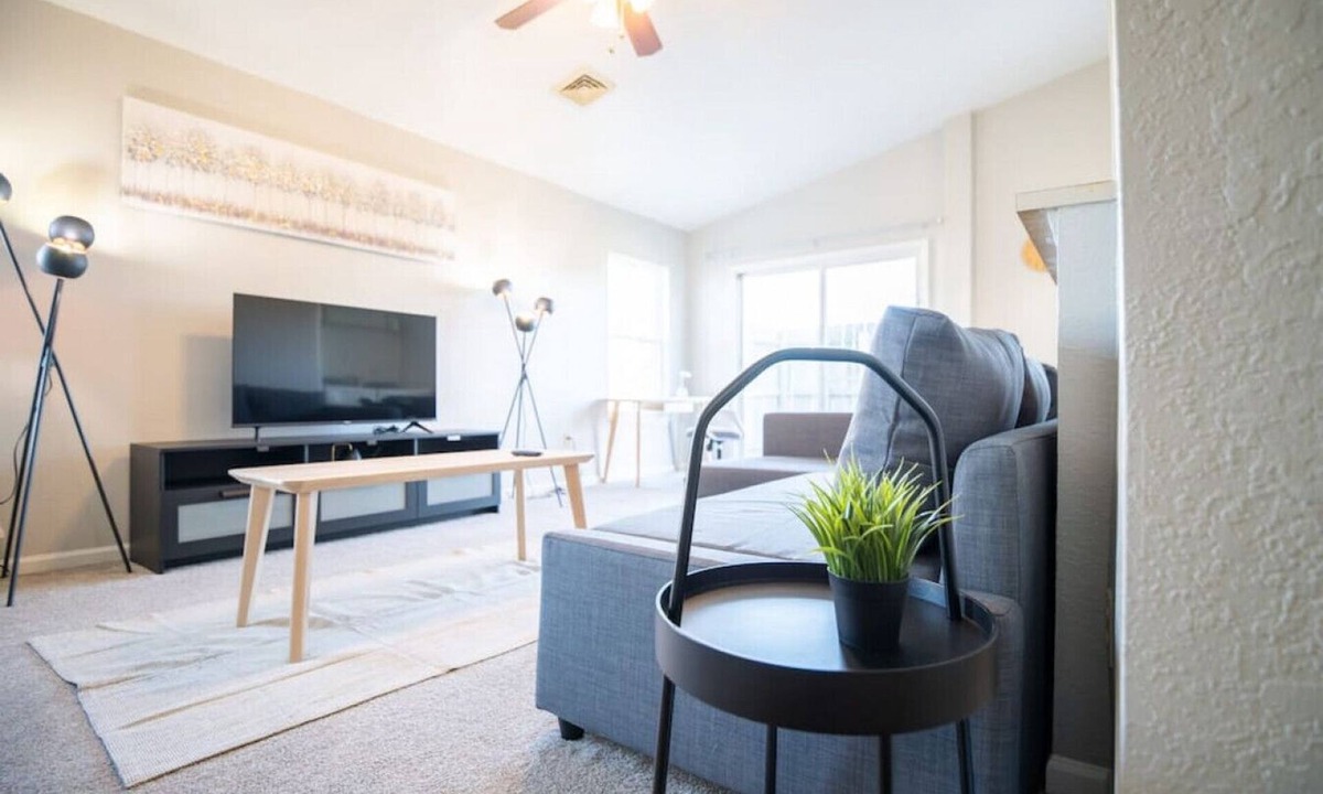 Pekin House | VILLA VERBENA - Sleek 3 BD in Pekin