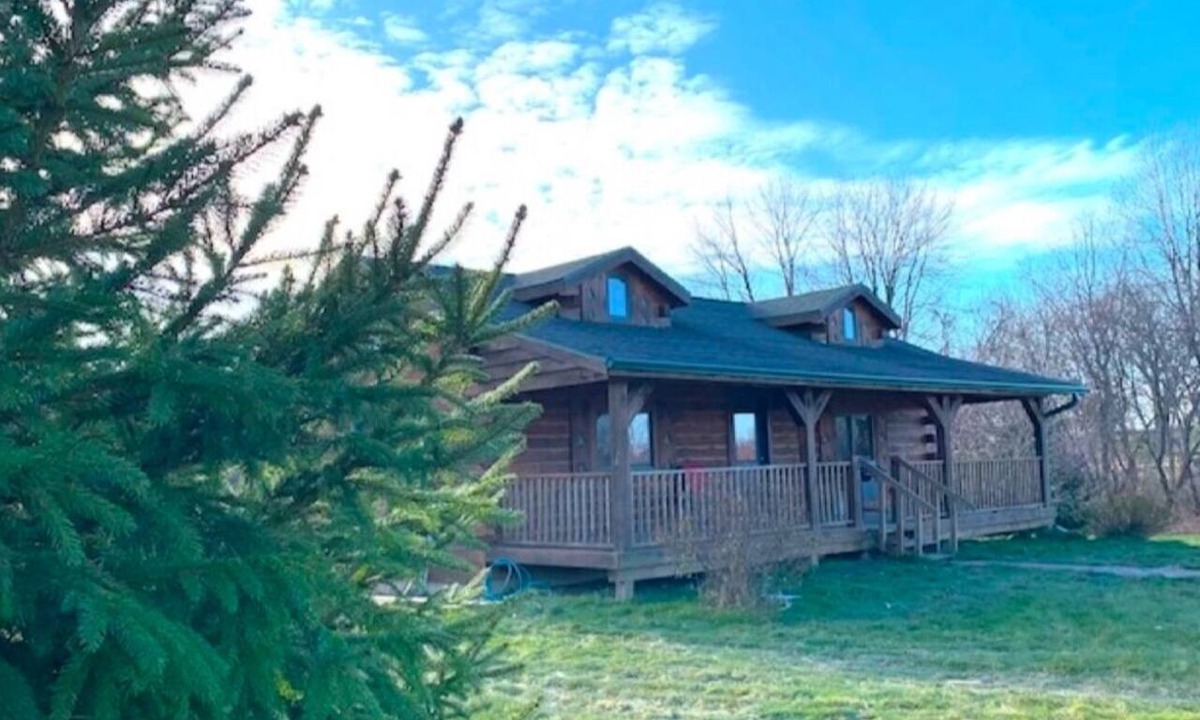 Waterville Cabin | Walnut Cabin with Hot Tub Jacuzzi