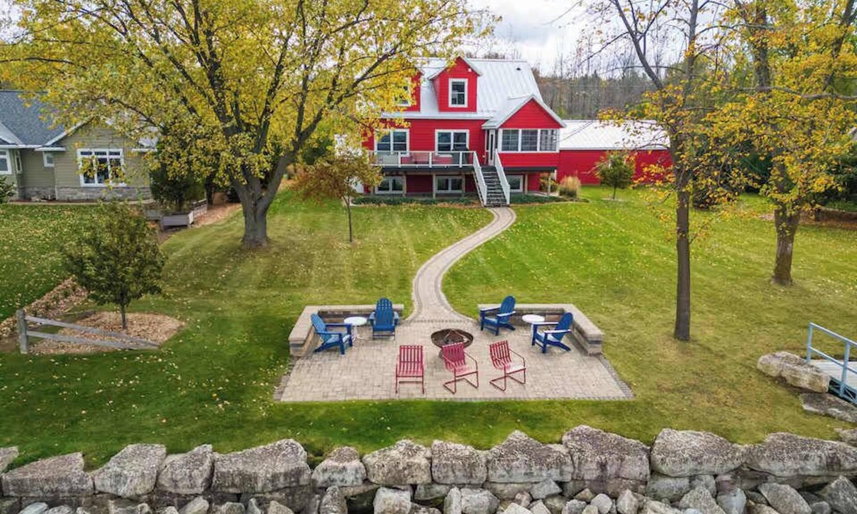 Luxemburg House | Waterfront Family Retreat on Green Bay w/kayaks