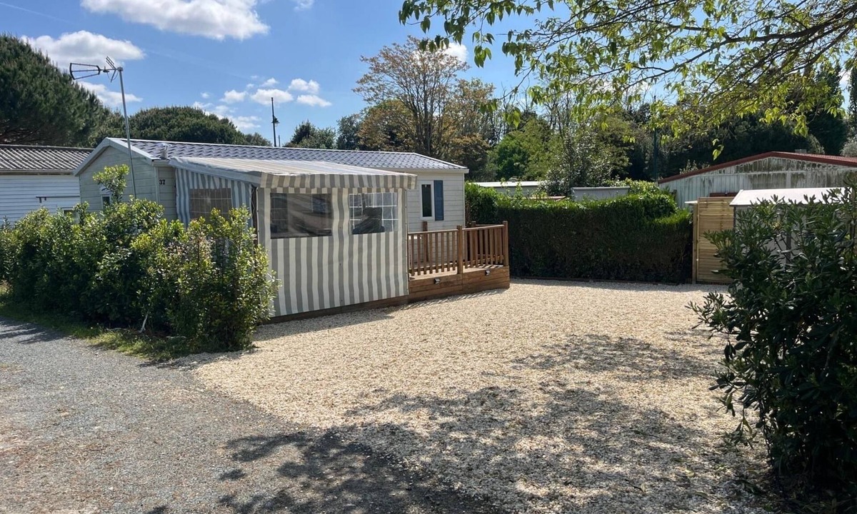 Port-des-Barques House | Waterfront mobile home Port des Barques 17 (in residential park)