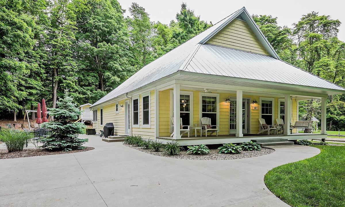 South Haven House | Webster Cottage l One Block to Beach l Cozy, Updated Home on Wooded Cul-de-Sac