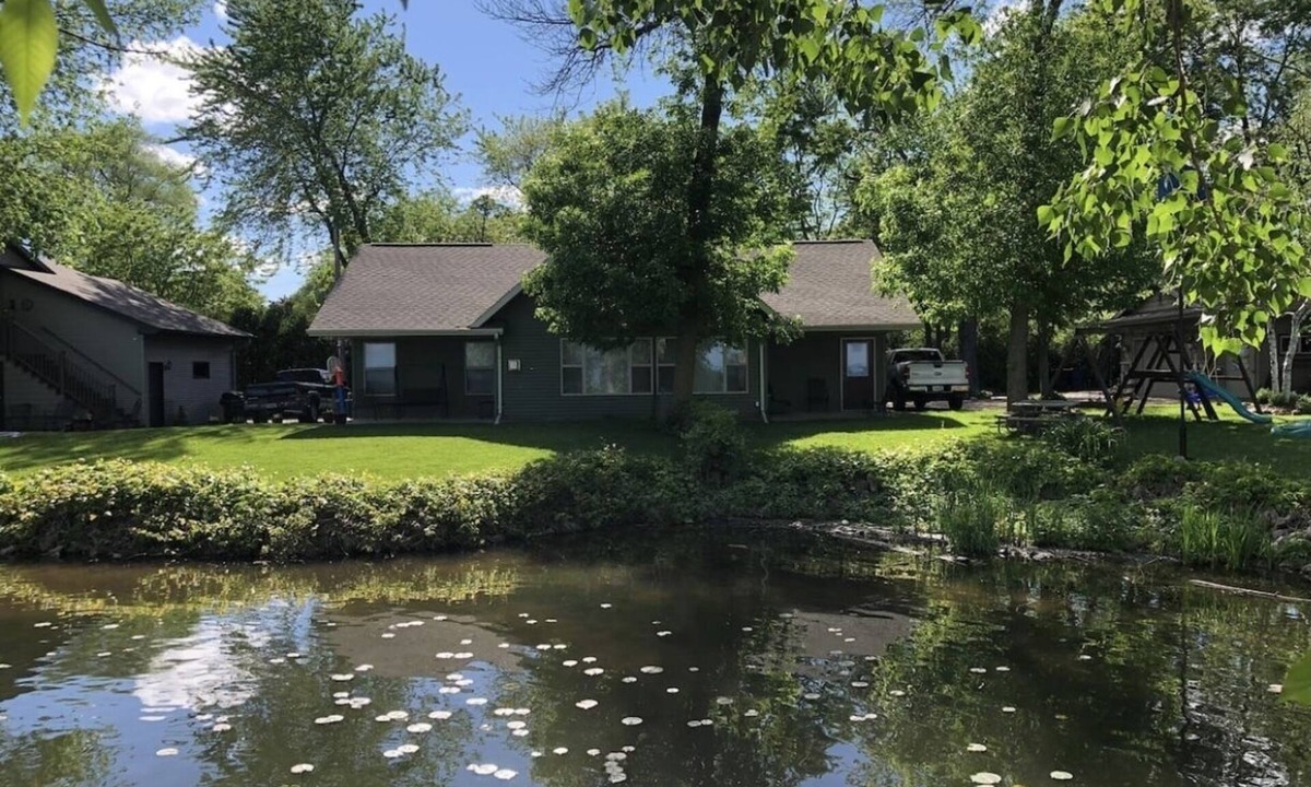 Oshkosh House | Welcome to Snug Harbor! 3.2 miles from EAA front gate! Beauty and Convenience