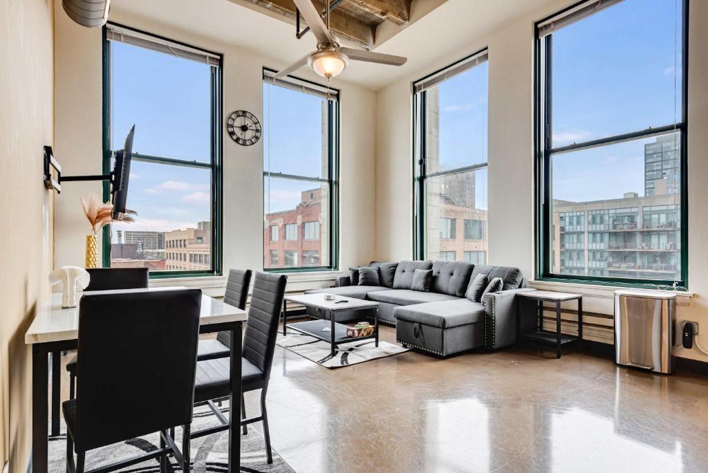 West Loop Apartment | West Loop - City Views With In & Out Parking 4