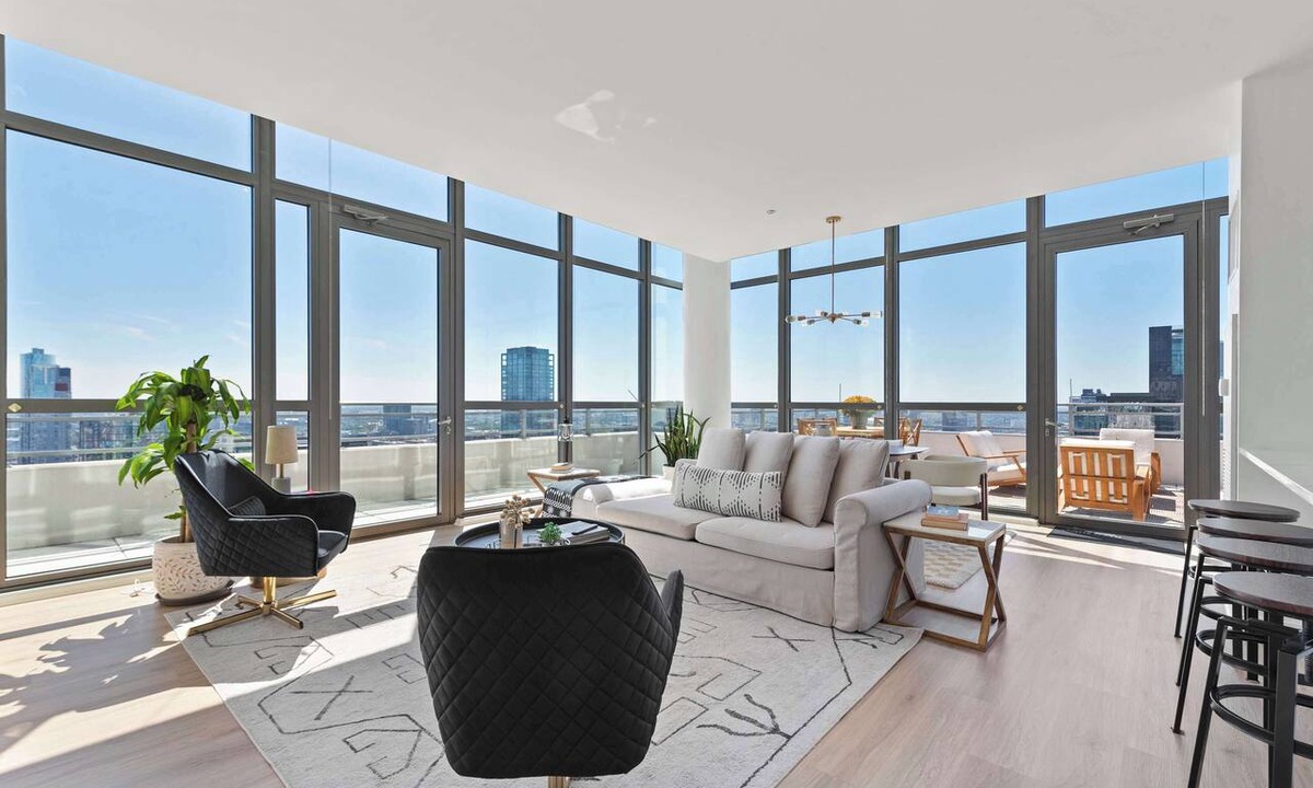 Downtown Chicago Apartment | West Loop PH: Unmatched Views & Private Deck