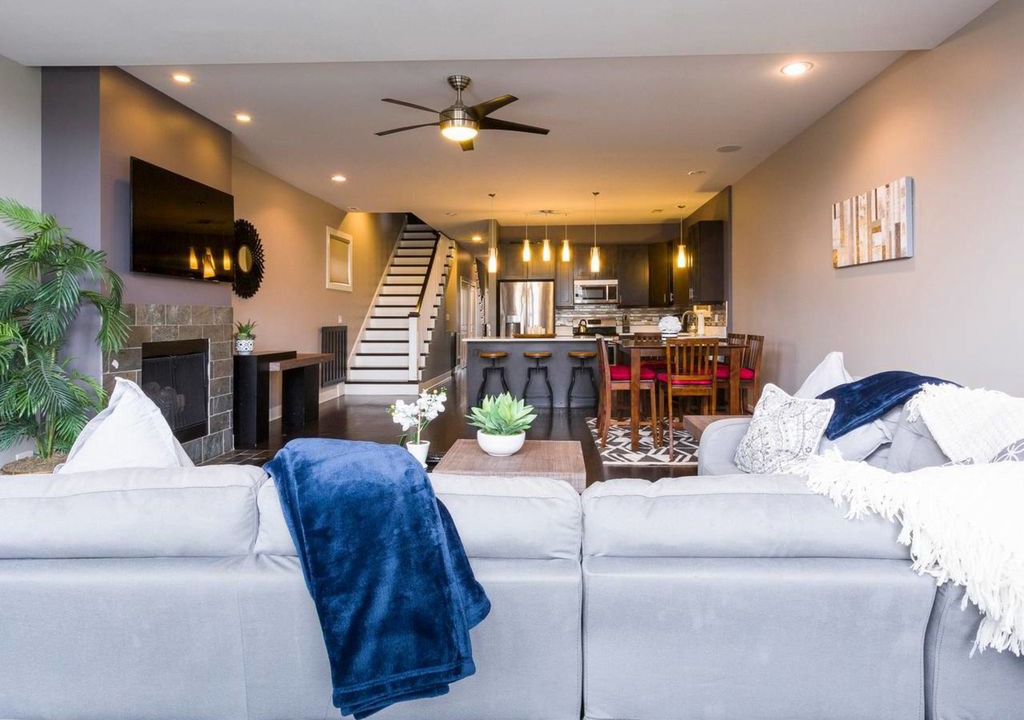 West Town Apartment | West Town Penthouse - Luxury Views Near Downtown