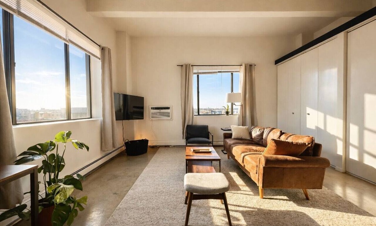 Westown Apartment | Westown Studio Apt Near Fiserv, Baird, and Theater District