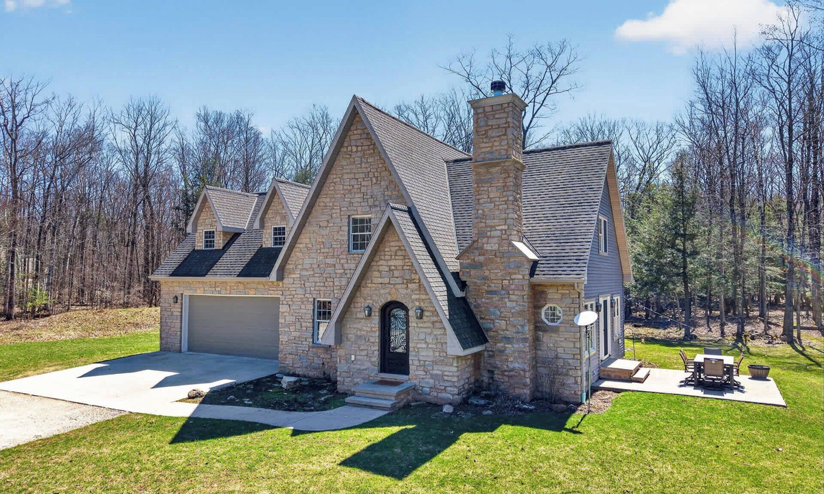 Sturgeon Bay House | Wooded Egg Harbor Escape- Pinball, Bunks, Privacy