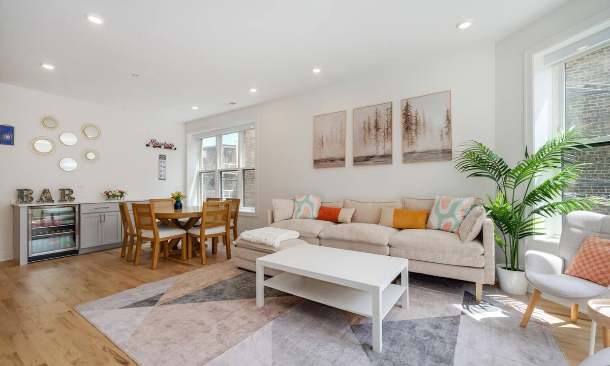 Lakeview Apartment | Wrigleyville 4BR 1-Min Walk to Wrigley Field & CTA Garage Sleeps 8