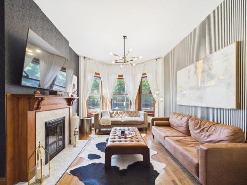 Wrigleyville Apartment | Wrigleyville Art Deco Retreat Garage