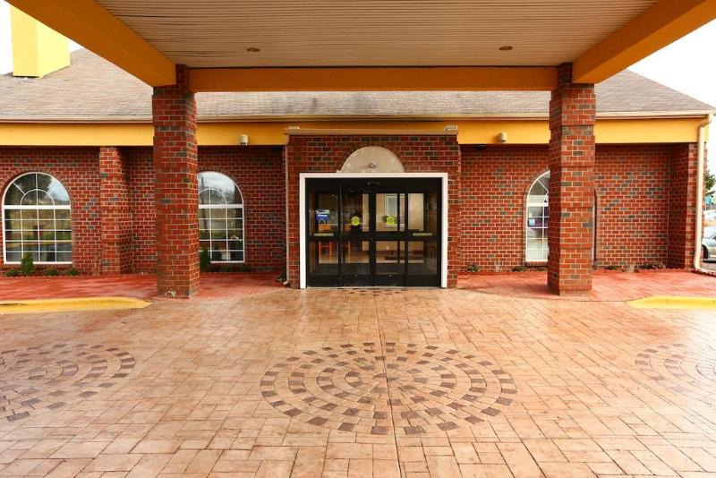 East Paris Hotel | Wyndham Garden Grand Rapids Airport