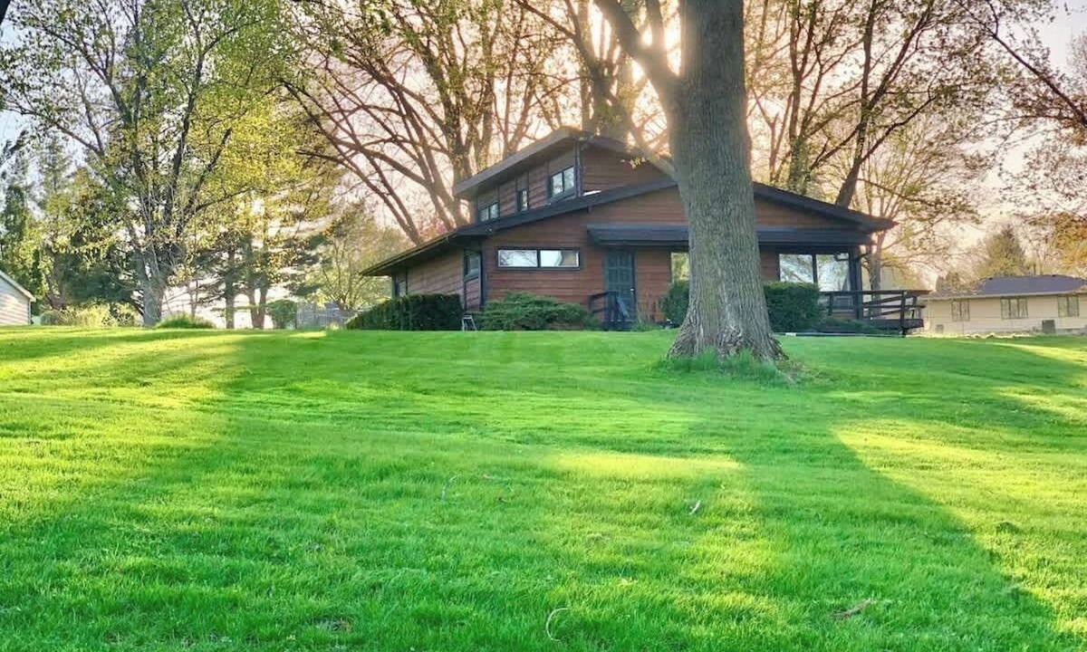 Quad Cities House | Your Ideal Group Retreat! 5BD Home Made for Memories