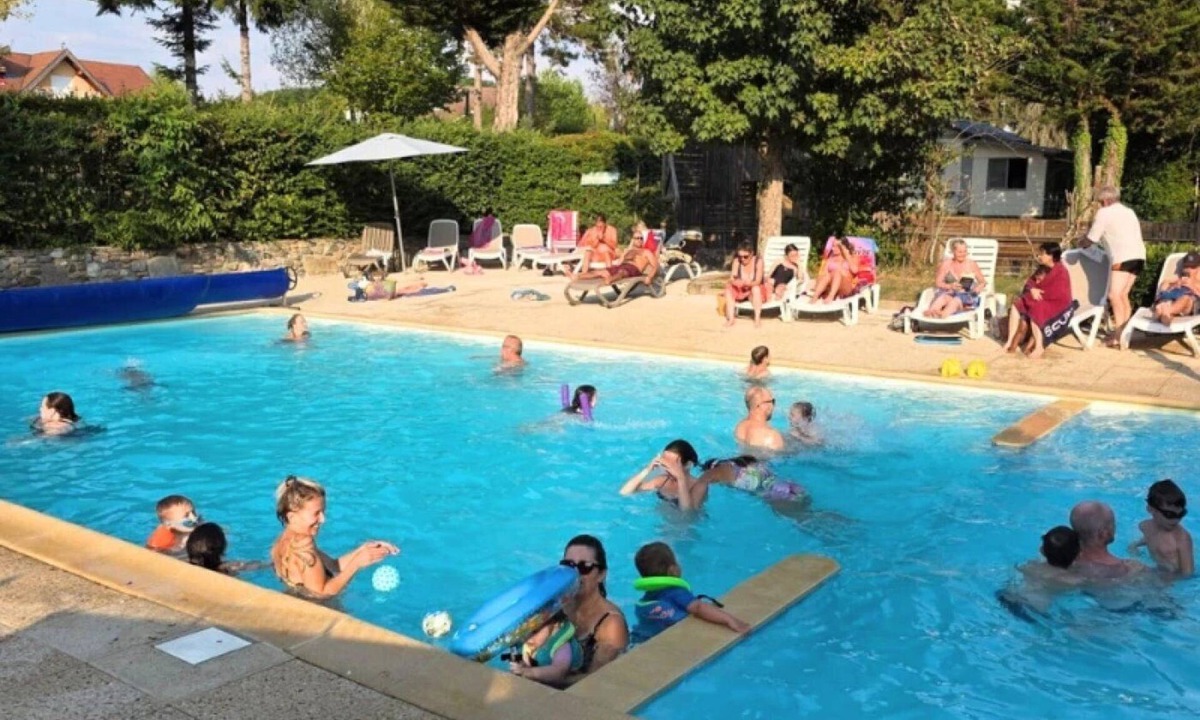 Messery Ski Chalet | ZEcamping 3 étoiles piscine couverte chalet TV BBQ clim 34m2