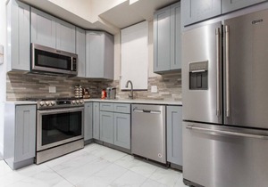 Contemporary 2BR Flat Right Next to Wrigley Field & Transit ❤️ Cubs!