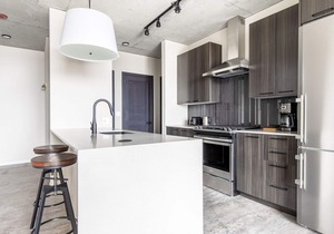 Rad West Loop 1BR w/Pool, Gym, nr. Restaurant Row, by Blueground