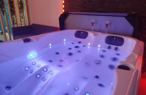 Sigean Apartment | Émoi de Toi – Love Room Prestige, Private Jacuzzi, Breakfast