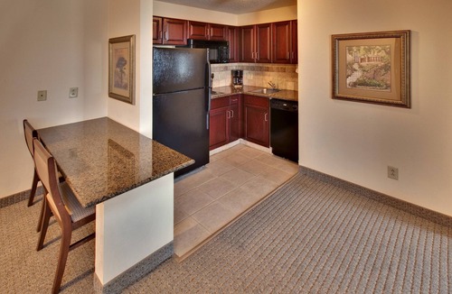West Des Moines Condo | 1-Bedroom | Top Location | Pool, Hot Tub Access