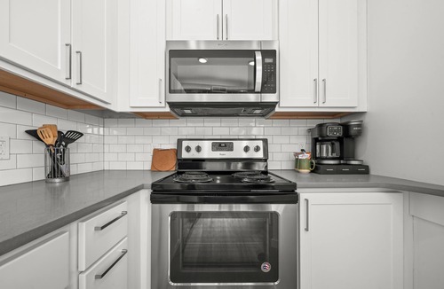 Bridgman Hotel | 1 BR King Suite - Freshwater Inn - Bridgman, MI