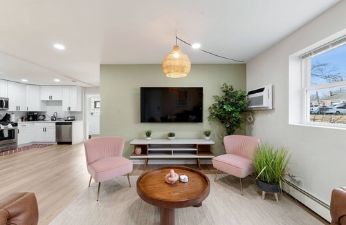 Lombard Apartment | 1 Free Parking, Workdesk with Monitor, Sleeps 4!