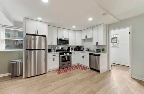 Lombard Apartment | 1 Free Parking, Workdesk with Monitor, Sleeps 4!