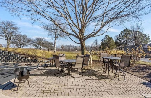 Vernon Hills Apartment | 1 King Bed | Non-Smoking, Kitchen