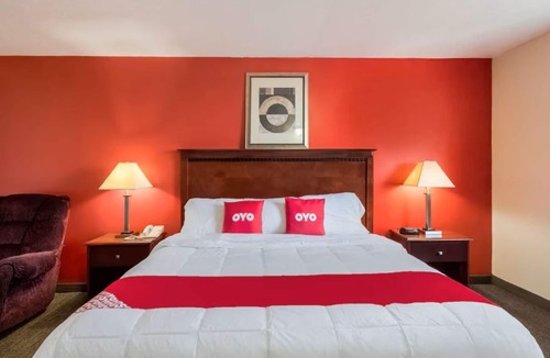 Morton Hotel | 1 King Bed Room – Convenient I-74 Access in Morton Perfect for Business Travels