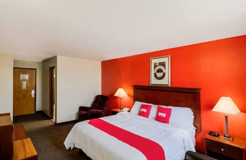 Morton Hotel | 1 King Bed Room – Convenient I-74 Access in Morton Perfect for Business Travels
