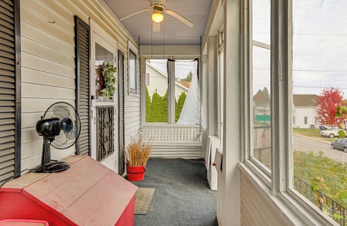 Dubuque House | 1 Mi to Downtown Dubuque! Spacious Home