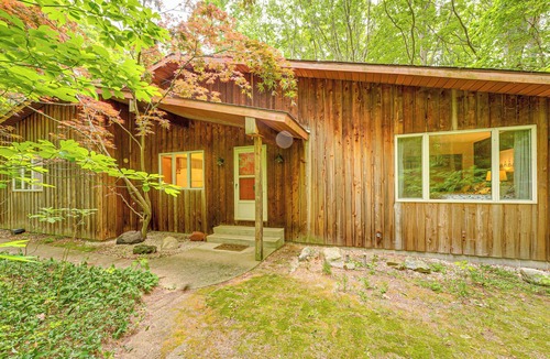 Whitehall Cabin | < 1 Mi to Lake Michigan: Peaceful Cabin w/Yard!
