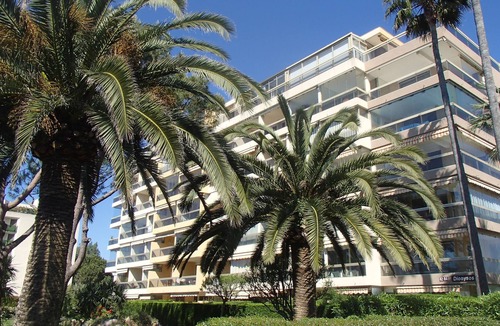 Cannes La Bocca Apartment | 1-minute walk to the beach, superb sea view, private parking, terrace.