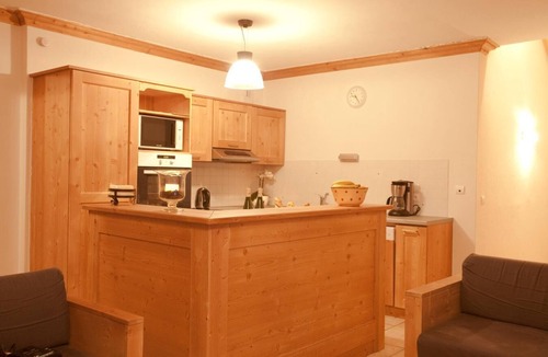 Les Bruyeres Apartment | 100m from shops, 1st floor, terrace, balcony, tv, ski locker, 105m², Les Menuires