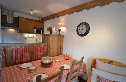Les Menuires Apartment | 150m from shops, 2nd floor, balcony, tv, ski locker, 35m², Les Menuires