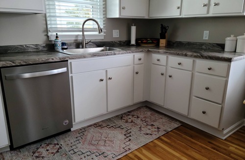 Rochester House | 1742 Uptown | 3 bed, walk to Mayo St Marys Campus!