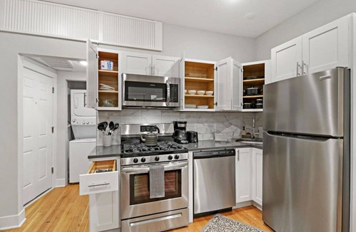Andersonville Apartment | 1BR Deluxe Apartment near Shops & Cafés