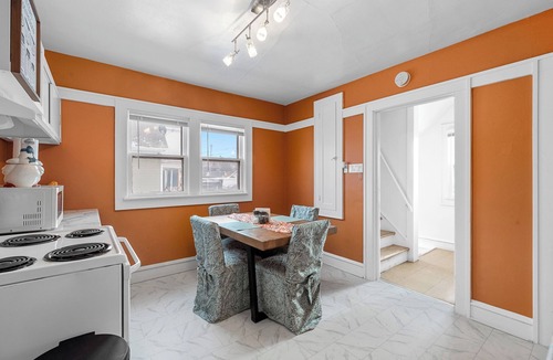 Burnham Park House | 1BR king bed/Free Parking/Wi-Fi/Central Location