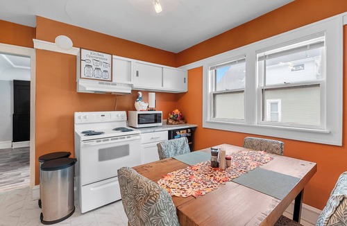 Burnham Park House | 1BR king bed/Free Parking/Wi-Fi/Central Location