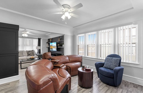 Burnham Park House | 1BR king bed/Free Parking/Wi-Fi/Central Location