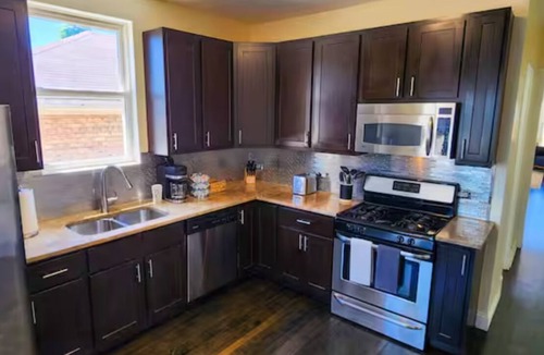 Berwyn Apartment | 2 BDRM Quiet Berwyn Apt w/Free Garage