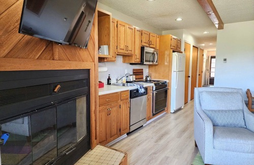 Mancelona Condo | 2 bedroom 2 full baths, Outdoor heated pool, sleeps 6, Near LAKES, Schuss course