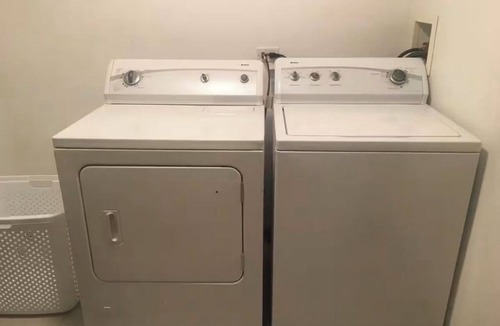 Chicago Ridge Apartment | 2-bedroom apartment in pleasant Oak Lawn with AC comfort
