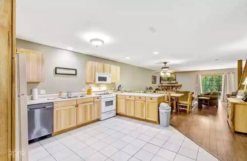 Oglesby Condo | 2 Bedroom villa