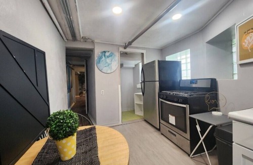 Woodlawn Condo | 2-bedroom walkable Chicago condo to President Obama Center & UniversityofChicago