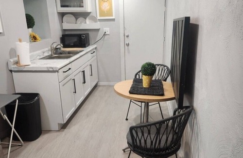 Woodlawn Condo | 2-bedroom walkable Chicago condo to President Obama Center & UniversityofChicago